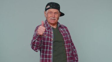 Kıdemli adam onaylıyor ya da olumlu cevap veriyor. Reklamlar iyi şeyleri sever.