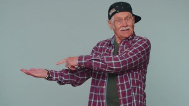 Kıdemli adam boş yeri işaret ediyor, reklam alanı ticari metin kopyalama alanı ürün tanıtımı için.