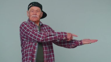 Boş yeri işaret eden adam, ticari metin için reklam alanı, ürün tanıtımı için kopya alanı