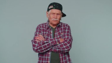 Tatminsiz bir adam kafasını sallıyor hayır, sinirlendiğini ifade ediyor hayal kırıklığı sonuçları, kötü haber