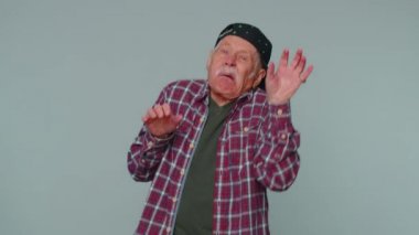 Komik, neşeli, komik, komik, komik yüz ifadeleri yapan, suratını buruşturan, dil gösteren bir adam.