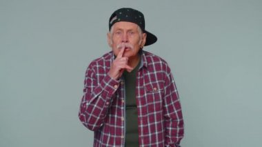 Kıdemli adam işaret parmağını dudaklarına bastırıyor. Sessiz ol işareti yapıyor. Gizli saklı konuşma, sus.
