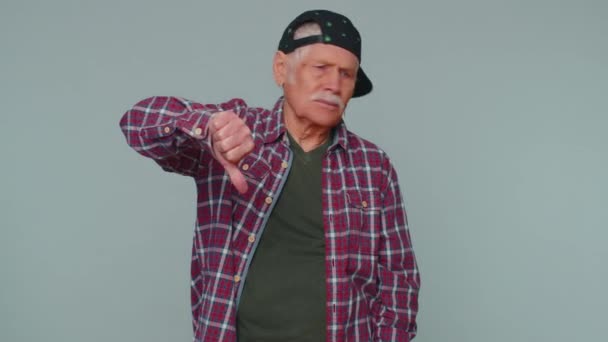 Αναστατωμένος ηλικιωμένος με πουκάμισο που δείχνει τους αντίχειρες προς τα κάτω χειρονομία, αποδοκιμασία, δυσαρέσκεια — Αρχείο Βίντεο