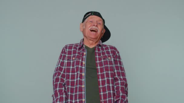 Homem alegre rindo em voz alta depois de ouvir anedota ridícula, piada engraçada, sentindo-se despreocupado divertido — Vídeo de Stock