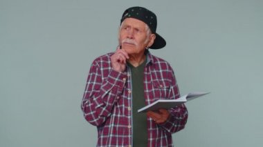 Düşünceli gazeteci adam not defterine kalemle düşünceler yazıyor.