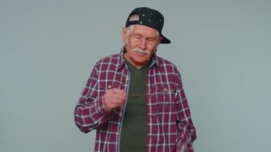 Yorgun ve yorgun bir adam gözlük takıyor. Gözler yanıyor. Uzun çalışma saatleri stresinden bunalıyor.