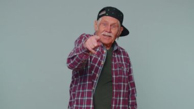 Adam heyecanla gülümsüyor ve kamerayı işaret ederek şanslı piyango talihlisini seçiyor.