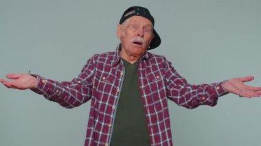 Öfkeli bir ifadeyle elini kaldıran bir adam neden başarısız olduğunu soruyor.