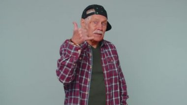 Tişörtlü neşeli son sınıf öğrencisi kameraya bakıp, 