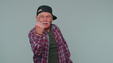 Saldırgan sinirli adam kameraya karşı dövüşmeye çalışıyor, yumruklarını sallıyor, ifadeyle boks yapıyor, cezalandırıyor.