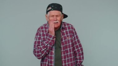 Diş ağrısı ya da diş eti iltihabından muzdarip bir adam dişçi randevusunu bekliyor.