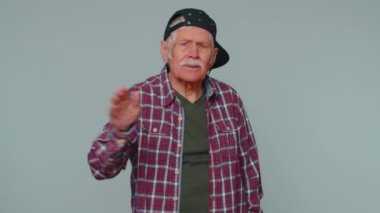 Korkmuş yaşlı adam ağzını kapatıyor hayır, korkunç bir sırrı, gerçeği söylemeyi reddediyor.