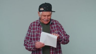 Son sınıf öğrencisi açık zarf mektubu okudu. Mutlu kariyer gelişimi, terfi, banka kredisi onayı.