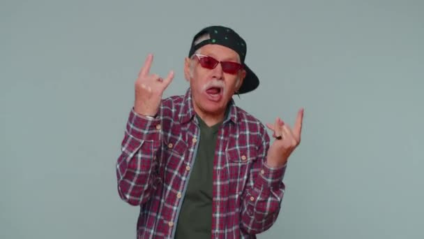 Щасливий чоловік, що показує жест рок-н-ролу руками, крутий знак, кричить так з божевільним обличчям — стокове відео