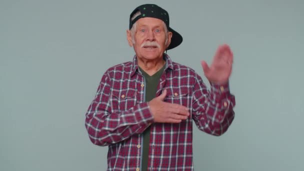 Senior man raising hand to take oath, promising to be honest and to tell truth keeping hand on heart — Video Stock