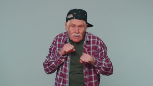 Senior old man making fight threat at camera, shaking fist punch, boxing with expression punishment — Stock video