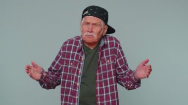 Seni duymaya çalışan, kafası karışmış ve kaşlarını çatmış bir adam, daha yüksek bir ses için kolunu kulağının yakınında tutuyor, tekrar et.