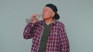 Partiden sonra sarhoş adam şişeden votka içer, zaferi kutlar, alkol bağımlısı olur.