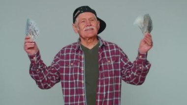 Zengin patron kıdemli adam, hayranı, başarılı bir iş adamı gibi para dolar banknotları sallıyor.