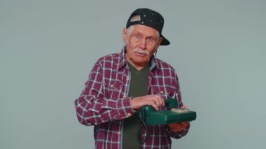 Neşeli turist sekreteri 80 'lerin telli vintage telefonundan konuşuyor.