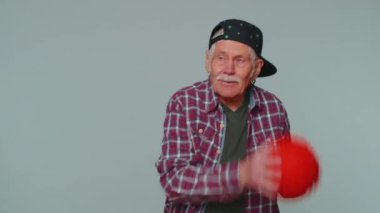 Erkek sporcu basketbol fanatiği topu tutuyor, antrenman yapıyor, top sürüyor, spor motivasyonu yaşam tarzı geliştiriyor.