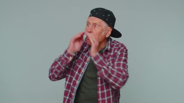 Expressieve man houdt handen in de buurt van mond luid schreeuwen, schreeuwen, schreeuwen kondigt kortingen verkoop — Stockvideo