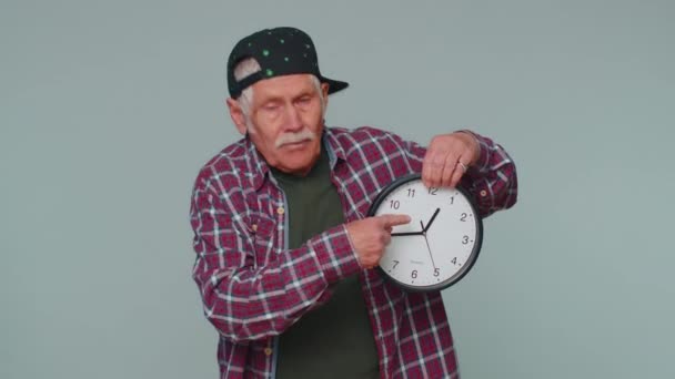 Elderly senior man showing time on clock watch, ok, thumb up, approve, pointing finger at camera — Stock Video