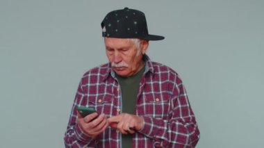 Mutlu, heyecanlı yaşlı adam cep telefonu kullanıyor. 