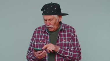 Adam akıllı telefon daktilosu kullanıyor, kaybediyor. Ani piyango sonuçları, kötü şans.