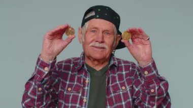 Bitcoins btc gösteren adam, kariyer zenginliği, kripto para yatırımı, gelecekteki teknoloji ödemeleri