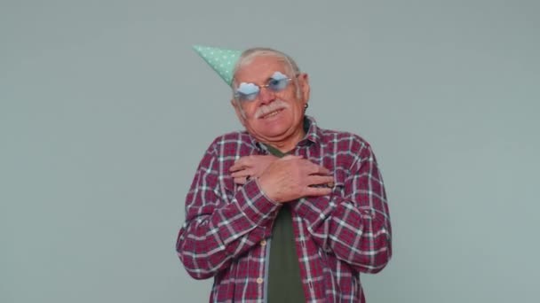 Veselý pozitivní senior muž v kuželu slavnostní klobouk, tanec, baví, slaví narozeninovou oslavu — Stock video