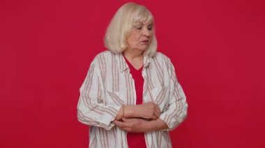 Yaşlı kadın iyi şans bekliyor, kaybediyor. Aniden şaşırması kötü şans kaybına neden oluyor.