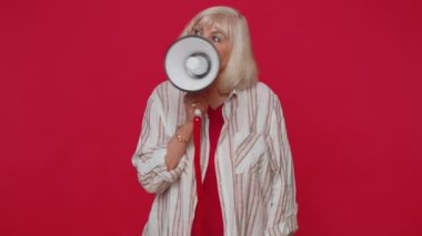 Gülümseyen son sınıf öğrencisi megafonla konuşuyor. Satış reklamını yüksek sesle duyuruyor.