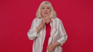 Korkmuş yaşlı kadın ağzını kapatıyor. Hayır, korkunç gizli gerçeği söylemeyi reddediyor.