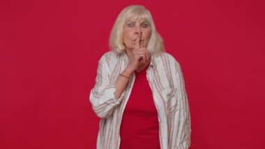 Kıdemli kadın işaret parmağını dudaklara bastırıyor. Sessiz ol işareti yap. Sakın kimseye söyleme. Sessiz ol.