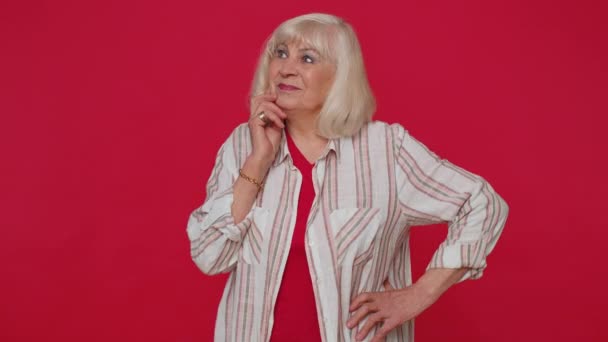 Cheerful gray-haired senior woman fashion model in casual shirt smiling and looking at camera alone — Vídeo de Stock