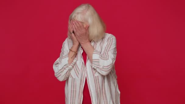 Starsza kobieta zamyka oczy z ręką pokazując stop gest, zdezorientowany nieśmiały boi się patrzeć, wstyd, nieśmiały — Wideo stockowe