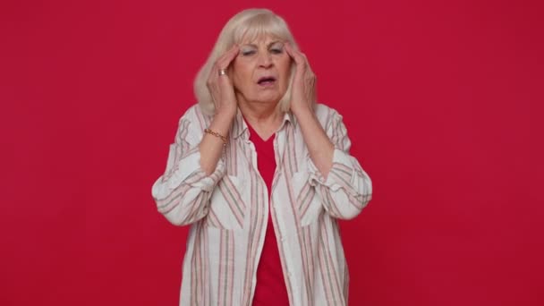 Senior woman rubbing temples to cure headache problem suffering from tension and migaine stress pain — Stok video