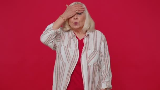 Mujer mayor con estilo molesto haciendo gesto de la palma de la cara, sintiéndose aburrido, decepcionado en el resultado, malas noticias — Vídeo de stock