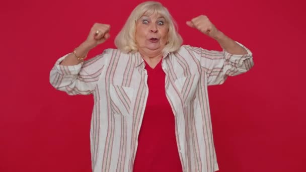 Frau zeigt Bizeps und sieht selbstbewusst aus, spürt Machtstärke, um für Rechte zu kämpfen, Erfolg gewinnt — Stockvideo