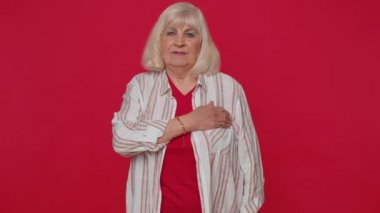 Kıdemli kadın yemin etmek için elini kaldırıyor, dürüst olacağına, doğruyu söyleyeceğine söz veriyor.