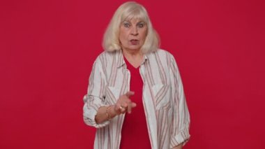 Hoşnutsuz bir kadın sinirle el kol hareketi yapıyor hoşnutsuzlukla suçlanıyor neden diye sorulduğu için azarlanıyor.