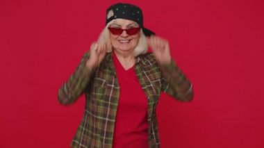Komik kadın müzik dinliyor, gülümsüyor, dans ediyor, disko müziği çalıyor, el sıkışıyor, eğleniyor.