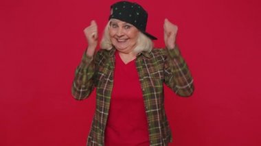 Üstü başı şık yaşlı bir kadın jest olsun diye bağırıyor. Başarımı kutladım.