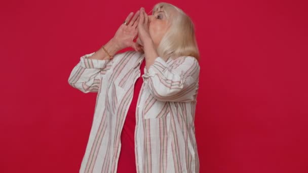 Expressieve vrouw houdt handen in de buurt van mond luid schreeuwen schreeuwen schreeuwen kondigt kortingen verkoop — Stockvideo