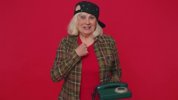 Cheerful tourist woman secretary talking on wired vintage telephone of 80s, say Hey You Call Me Back — ストック動画