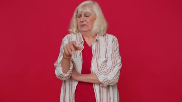 Offensé femme âgée frustrée après la querelle, ignore, ne veut pas communiquer, parler — Video