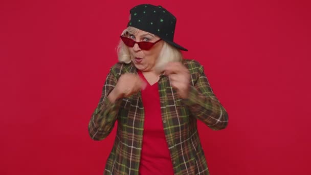 Amuzant femeie veselă face jucăușă prostie expresii faciale, grimacing, păcălind în jurul valorii de a arăta limba — Videoclip de stoc