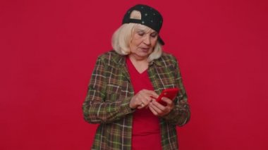 Mutlu, heyecanlı bir kadın cep telefonu kullanıyor. 