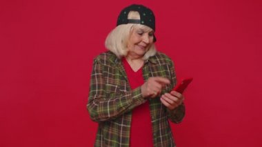 Sosyal ağlara bağımlılık yapan internet mesajlarında cep telefonu daktilo kullanan üst düzey bir kadın